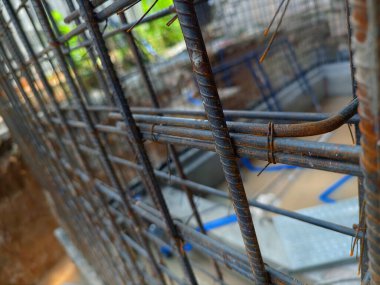 Çelik demirle güçlendirilmiş beton temeli gösteren bir inşaat alanı..