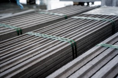 İnşaat alanında büyük bir yığın beton döşeme.