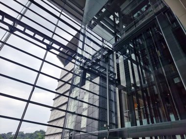Önemli miktarda cam içeren modern, yüksek bir bina..