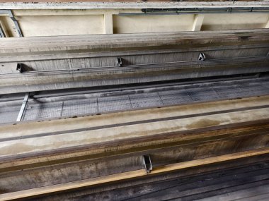 Demiryolu istasyonunda uzun metal bir tren yolu..