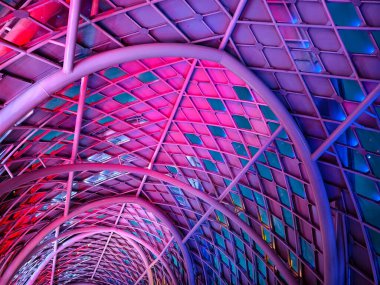 Parlak mor ve mavi tavan ışıklarıyla nefes kesici bir tünel..