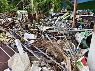 Çöp yığını, bir kova, halat, şişeler ve çöp sahasında diğer eşyalar..