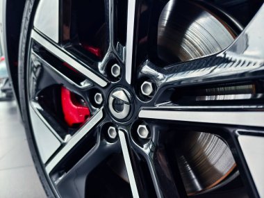 KUALA LUMPUR, MALAYSIA - 20 AĞUSTOS 2024: Mercedes araba galerisi Kuala Lumpur 'da.