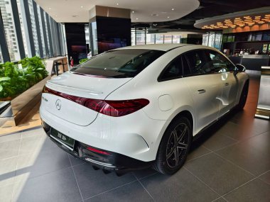 KUALA LUMPUR, MALAYSIA - 20 AĞUSTOS 2024: Mercedes araba galerisi Kuala Lumpur 'da.