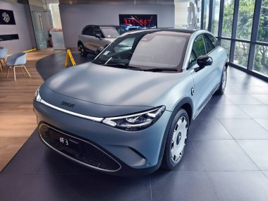 KUALA LUMPUR, MALAYSIA - 20 AĞUSTOS 2024: Mercedes araba galerisi Kuala Lumpur 'da.