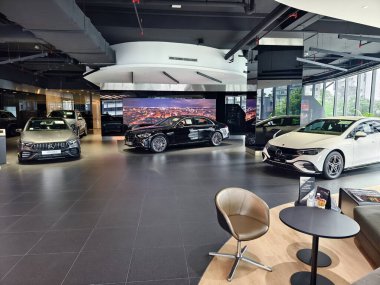 KUALA LUMPUR, MALAYSIA - 20 AĞUSTOS 2024: Mercedes araba galerisi Kuala Lumpur 'da.