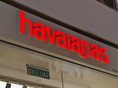 KUALA LUMPUR, MALAYSIA - 28 Ağustos 2024: Büyük alışveriş merkezindeki Havaiana marka perakende mağazası.