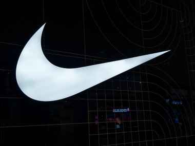 KUALA LUMPUR, MALAYSIA - 28 AĞUSTOS 2024: Nike büyük alışveriş merkezindeki perakende satış mağazası.