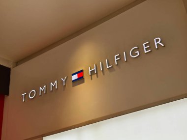 KUALA LUMPUR, MALAYSIA - 28 AĞUSTOS 2024: Alışveriş merkezindeki Tommy Hilfiger marka perakende mağazası.
