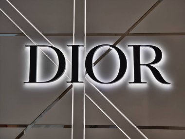 KUALA LUMPUR, MALAYSIA - 28 AĞUSTOS 2024: Büyük alışveriş merkezindeki Dior marka perakende mağazası.