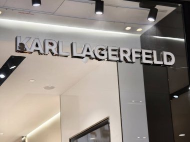KUALA LUMPUR, MALAYSIA - 28 AĞUSTOS 2024: Karl Lagerfeld marka alışveriş merkezindeki perakende satış mağazası.