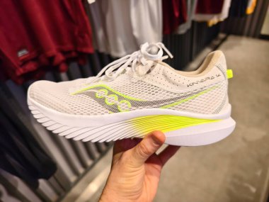KUALA LUMPUR, MALAYSIA - 28 AĞUSTOS 2024: Büyük alışveriş merkezindeki saucony marka perakende satış mağazası.