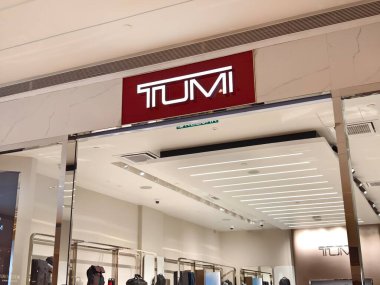 KUALA LUMPUR, MALAYSIA - 28 AĞUSTOS 2024: Büyük alışveriş merkezindeki Tumi marka perakende mağazası.