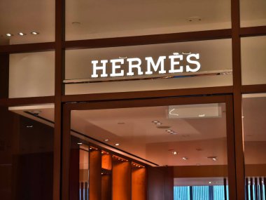 KUALA LUMPUR, MALAYSIA - 28 AĞUSTOS 2024: Hermes marka alışveriş merkezindeki perakende mağazası.