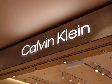 KUALA LUMPUR, MALAYSIA - 28 AĞUSTOS 2024: Calvin Klein büyük alışveriş merkezindeki perakende satış mağazası.