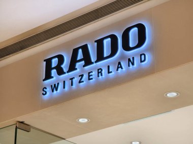 KUALA LUMPUR, MALAYSIA - 28 AĞUSTOS 2024: Rado marka büyük alışveriş merkezindeki perakende satış mağazası.