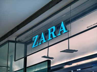 KUALA LUMPUR, MALAYSIA - 28 AĞUSTOS 2024: Zara büyük alışveriş merkezindeki perakende satış mağazası.