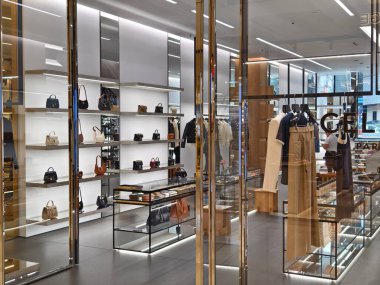 KUALA LUMPUR, MALAYSIA - 28 AĞUSTOS 2024: Büyük alışveriş merkezindeki Celine marka perakende mağazası.