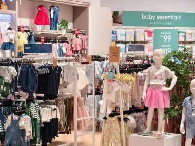 KUALA LUMPUR, MALAYSIA - 28 AĞUSTOS 2024: Büyük alışveriş merkezindeki Mothercare marka perakende mağazası.