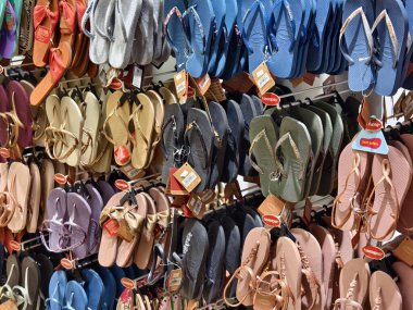 KUALA LUMPUR, MALAYSIA - 28 Ağustos 2024: Büyük alışveriş merkezindeki Havaiana marka perakende mağazası.