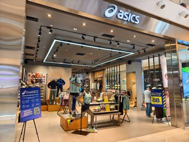KUALA LUMPUR, MALAYSIA - 28 AĞUSTOS 2024: Büyük alışveriş merkezindeki Asics marka perakende mağazası.