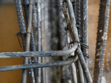 İnşaat alanında sağlam çelik demirler..