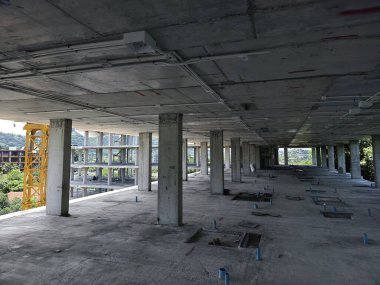 Yeni bir modern çok katlı bina yapım aşamasında..