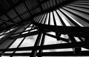 İnşaat alanındaki tahta levhaların mimari tarzına katkıda bulunduğu bir yapı..