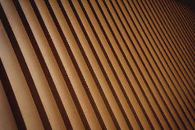 İnşaat alanındaki tahta levhaların mimari tarzına katkıda bulunduğu bir yapı..