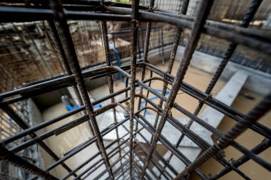 İnşaat alanında sağlam çelik demirler..