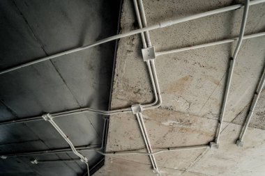 İnşaat alanındaki elektrik kabloları tamamlandı ve tavandan askıya alındı..