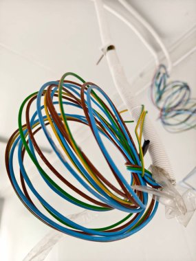 Tavandan çeşitli kablolar sarkıyor..