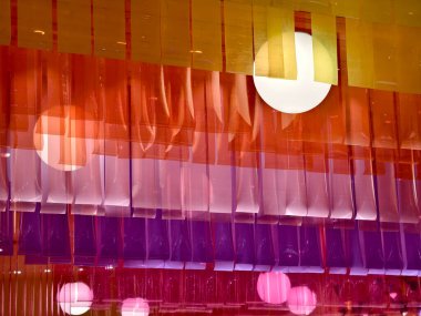 Rengarenk bir tavan ve üzerine lamba asılmış..