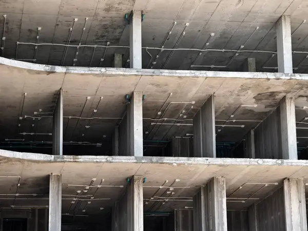 Yeni bir modern çok katlı bina yapım aşamasında..