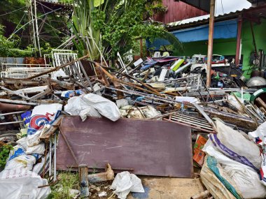 Çöp yığını, bir kova, halat, şişeler ve çöp sahasında diğer eşyalar..
