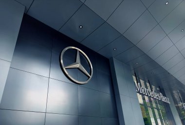 KUALA LUMPUR, MALAYSIA - 20 AĞUSTOS 2024: Mercedes araba galerisi Kuala Lumpur 'da.
