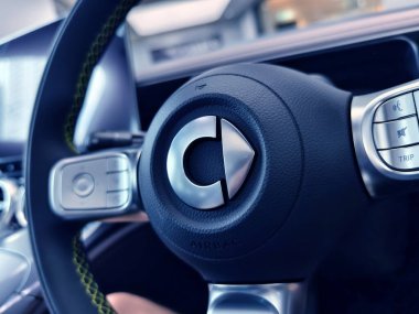 KUALA LUMPUR, MALAYSIA - 20 AĞUSTOS 2024: Mercedes araba galerisi Kuala Lumpur 'da.