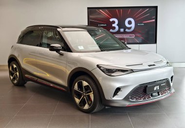 KUALA LUMPUR, MALAYSIA - 20 AĞUSTOS 2024: Mercedes araba galerisi Kuala Lumpur 'da.