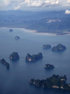 Uçsuz bucaksız okyanusun bir uçak penceresinden görüldüğü gibi nefes kesici bir görüntüsü..