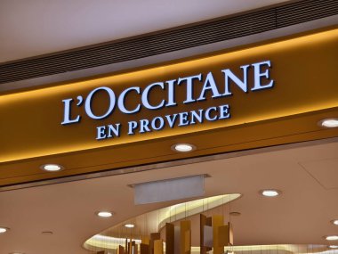 KUALA LUMPUR, MALAYSIA - 28 AĞUSTOS 2024: Büyük alışveriş merkezindeki Loccitane marka perakende mağazası.