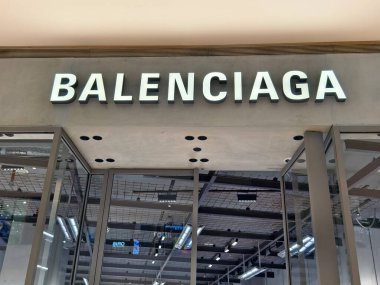 KUALA LUMPUR, MALAYSIA - 28 AĞUSTOS 2024: Balenciaga büyük alışveriş merkezindeki perakende satış mağazası.