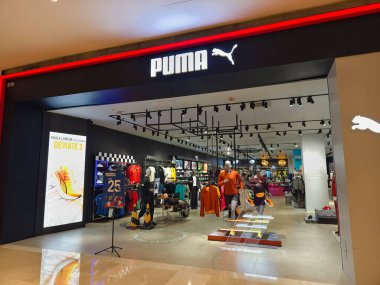 KUALA LUMPUR, MALAYSIA - 28 AĞUSTOS 2024: Büyük alışveriş merkezindeki Puma marka perakende mağazası.