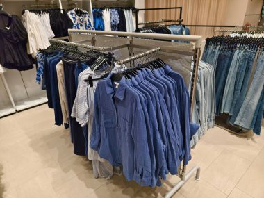 KUALA LUMPUR, MALAYSIA - 28 AĞUSTOS 2024: HM büyük alışveriş merkezindeki perakende satış mağazası.