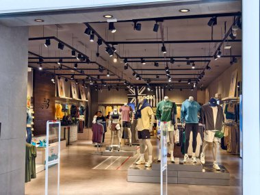 KUALA LUMPUR, MALAYSIA - 28 Ağustos 2024: Büyük alışveriş merkezindeki yeni denge markası perakende mağazası.