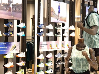 KUALA LUMPUR, MALAYSIA - 28 AĞUSTOS 2024: Büyük alışveriş merkezindeki Asics marka perakende mağazası.