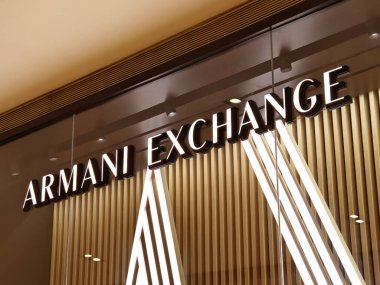KUALA LUMPUR, MALAYSIA - 28 AĞUSTOS 2024: Büyük alışveriş merkezindeki Armani marka perakende mağazası.