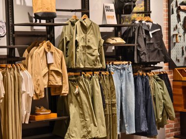 KUALA LUMPUR, MALAYSIA - 28 AĞUSTOS 2024: Büyük alışveriş merkezindeki Timberland marka perakende mağazası.