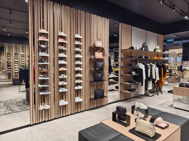 KUALA LUMPUR, MALAYSIA - 28 AĞUSTOS 2024: Büyük alışveriş merkezindeki Armani marka perakende mağazası.