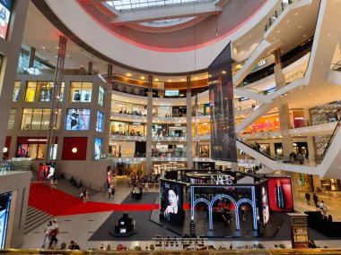 KUALA LUMPUR, MALAYSIA - 28 Ağustos 2024: Büyük alışveriş merkezindeki Nars marka perakende mağazası.