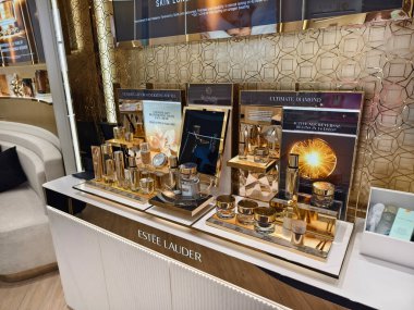 KUALA LUMPUR, MALAYSIA - 28 AĞUSTOS 2024: Estee Lauder büyük alışveriş merkezindeki perakende satış mağazası.
